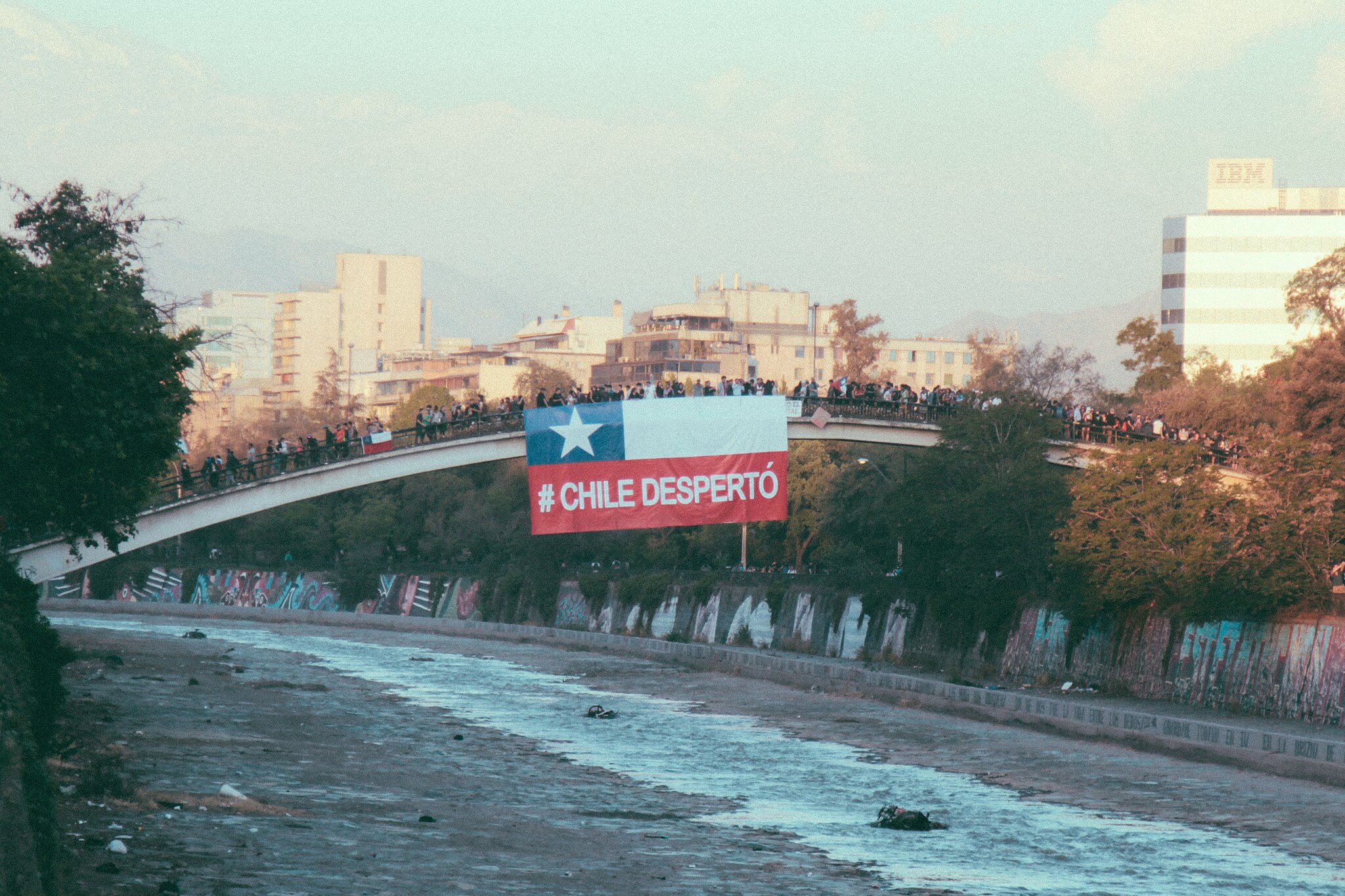 2048px-Estallido_Social_de_Chile_2019_Manifestaciones_del_24_octubre_en_Santiago_de_Chile_01